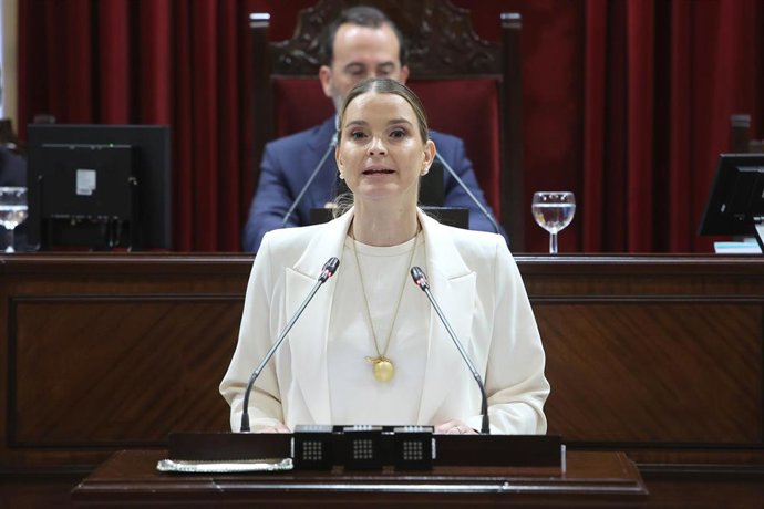 Archivo - La presidenta del Govern balear, Marga Prohens, en un pleno.