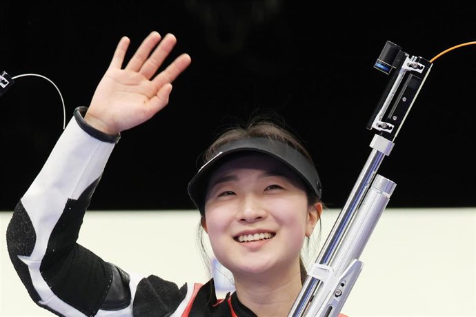 La surcorena Ban Hyojin celebra su medalla de oro en Paris 2024