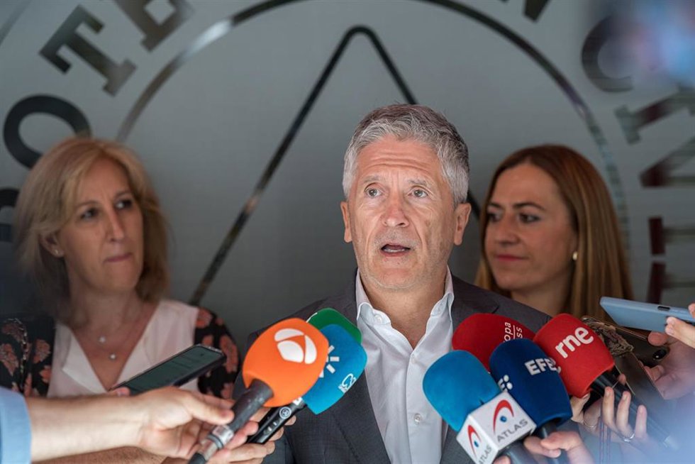 El ministro del Interior, Fernando Grande-Marlaska, atiende a medios a su llegada a presidir la reunión de seguimiento de la Operación Paso del Estrecho, en la sede de la Dirección General de Protección Civil y Emergencias, a 29 de julio de 2024, en Mad