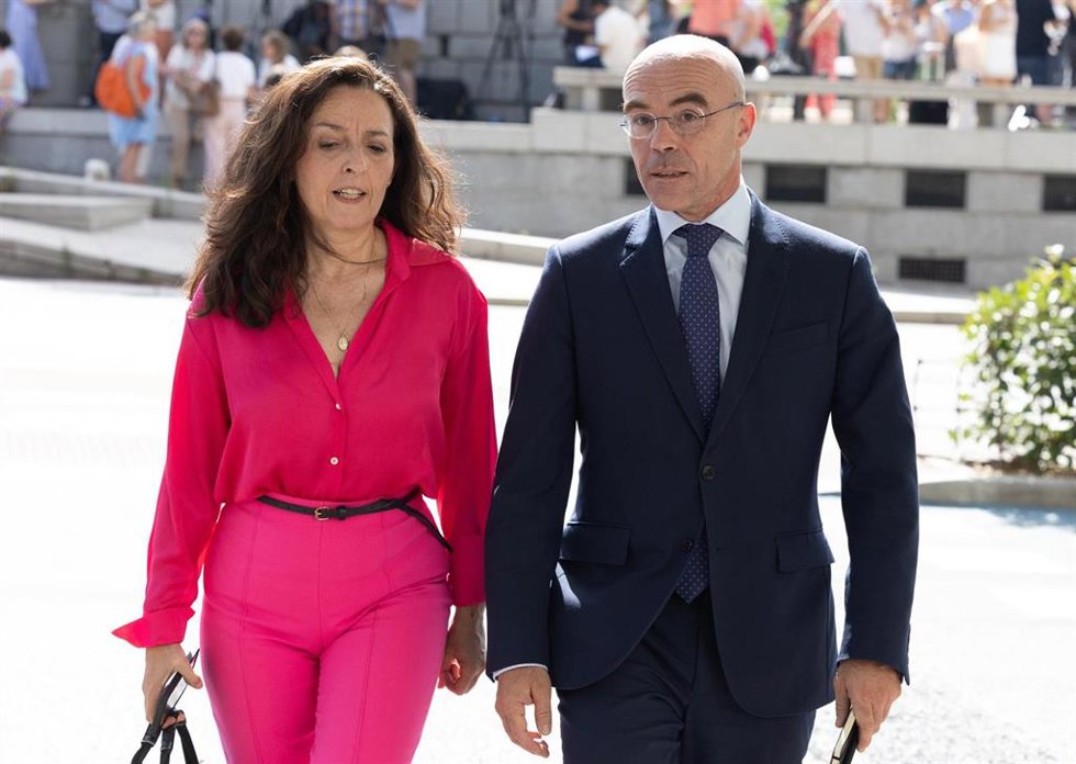 Los coordinadores nacionales jurídicos de Vox, Jorge Buxadé y Marta Castro, durante la llegada a los juzgados de Plaza Castilla de Begoña Gómez para declarar ante el juez Peinado, a 19 de julio de 2024, en Madrid (España). El titular del Juzgado de Inst