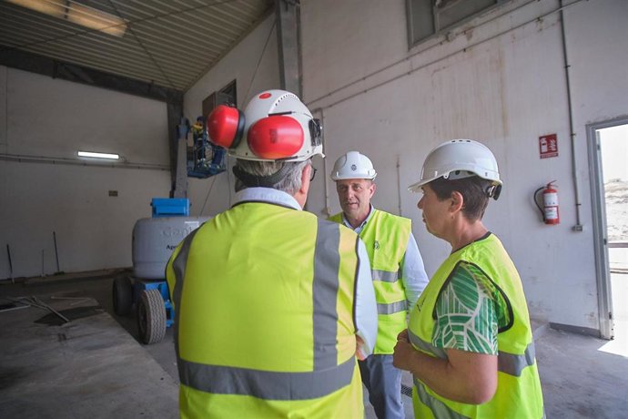 La consejera de Medio Natural, Sostenibilidad y Seguridad y Emergencias del Cabildo de Tenerife, Blanca Pérez, visita el Complejo Medioambiental