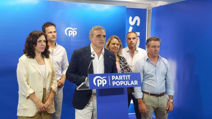 El diputado del PP José Vicente Marí, en rueda de prensa acompañado del resto de representantes de Baleares en el Congreso y el Senado.