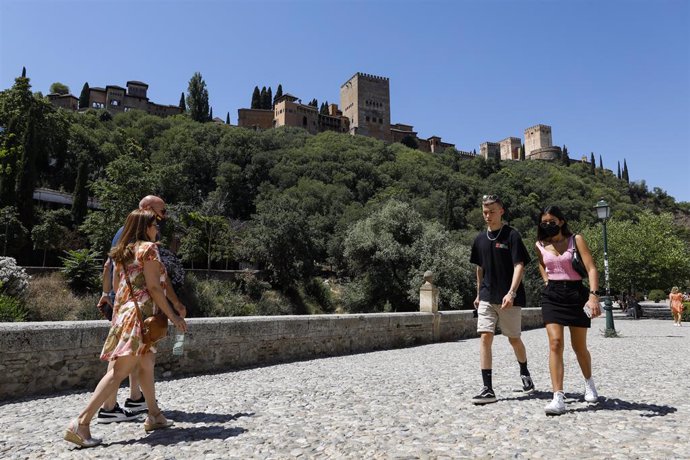 Archivo - Turistas por las calles de Granada.