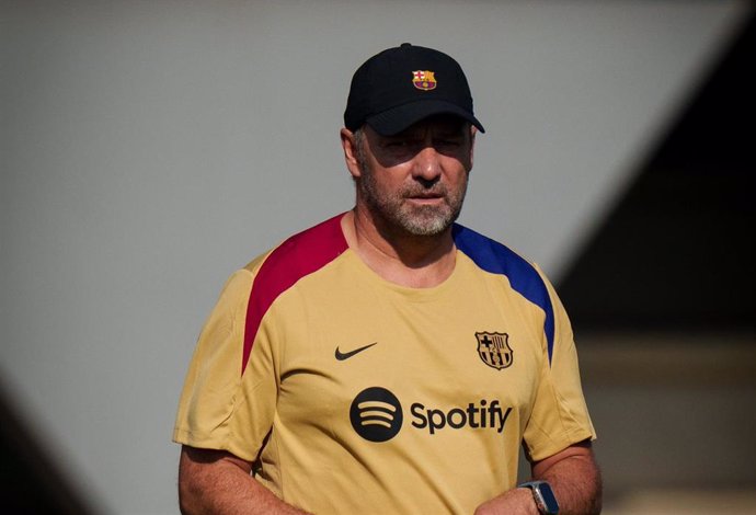 El entrenador alemán del FC Barcelona, Hansi Flick, en el primer entrenamiento de la pretemporada 2024/25 en la Ciutat Esportiva Joan Gamper.