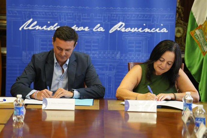 El presidente de la Diputación de Almería y la presidenta del Colegio de Graduados Sociales firman su convenio de colaboración.