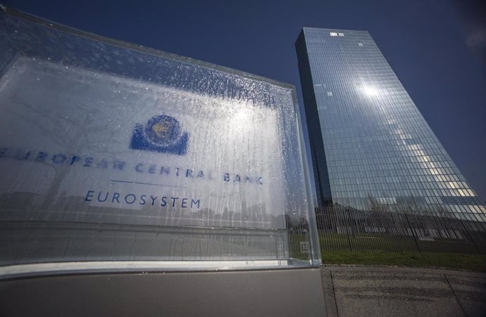 Archivo - FILED - 19 March 2020, Hessen, Frankfurt_Main: Droplets of water are seen on the glass of the welcome sign in front of the headquarters of the European Central Bank (ECB). The ECB left its emergency monetary plan on hold on Thursday as it begins