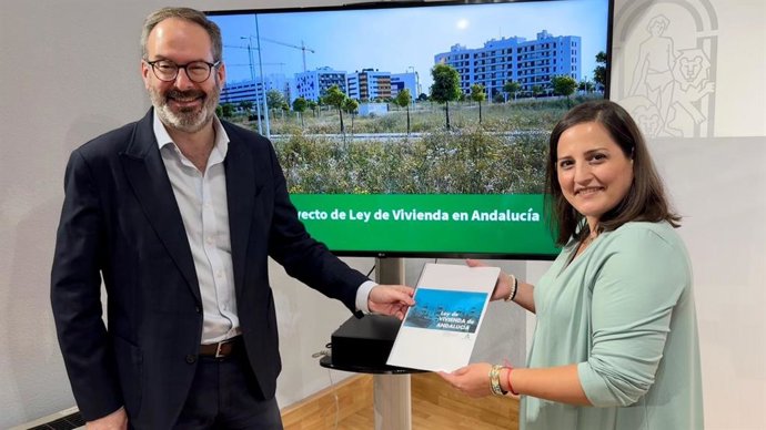 El delegado del Gobierno andaluz en Córdoba, Adolfo Molina, y la delegada de Fomento, Articulación del Territorio y Vivienda, Carmen Granados, en rueda de prensa.