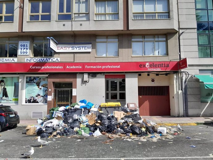 Basura acumulada en una calle de A Coruña, rodeada de gaviotas