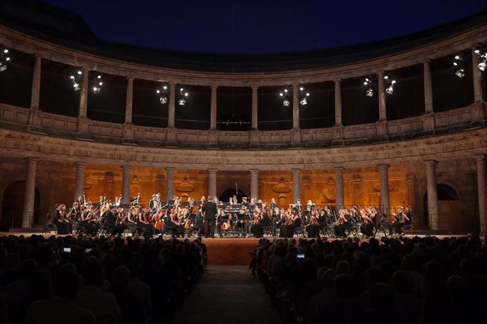 Archivo - El titular de la Filarmónica de Berlín (Alemania), Kirill Petrenko abrió en el Palacio de Carlos V de Granada, con la Orquesta de Jóvenes Gustav Mahler a sus órdenes, el 73 Festival Internacional de Música y Danza. Archivo.