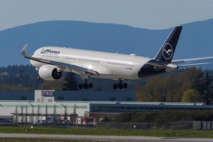 Archivo - April 13, 2024, Richmond, British Columbia, Canada: A Lufthansa Airbus A350-900 jetliner (D-AIVA) lands at Vancouver International Airport.