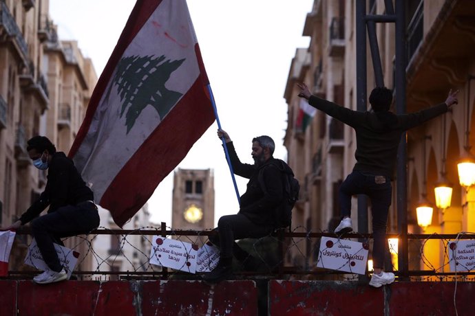 Archivo - March 12, 2021, Munich, Bavaria, Germany: BEIRUT, LEBANON - MARCH 12: anti-government protester during a protest, in Beirut, Lebanon during a demonstration against the depreciation of the local currency and low purchasing power amid a deepening 