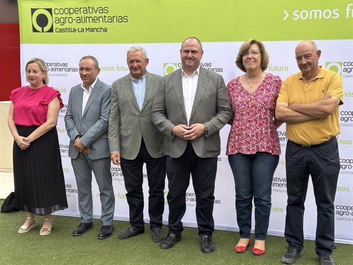 El consejero asiste al Consejo Rector de Cooperativas Agro-alimentarias de Castilla-La Mancha junto a su presidente, Ángel Villafranca, y su director, Juan Miguel del Real.