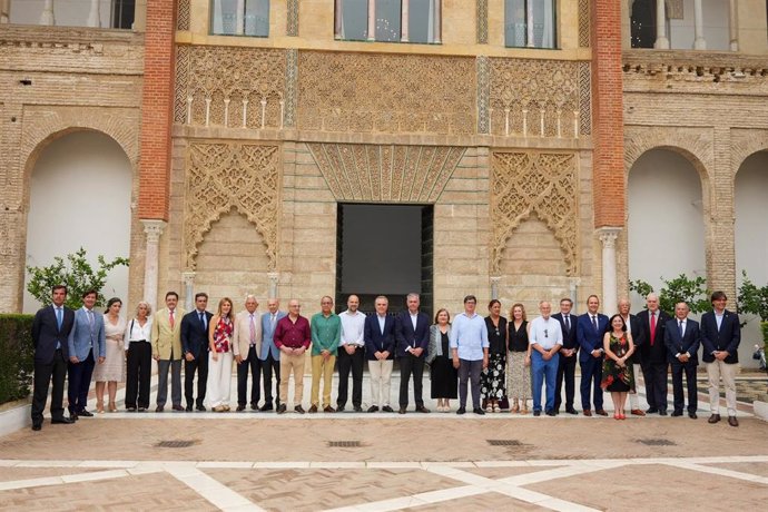 Foto de familia del Consejo de Sevilla 2029, tras la constitución de este órgano, en un acto celebrado en el Alcázar.