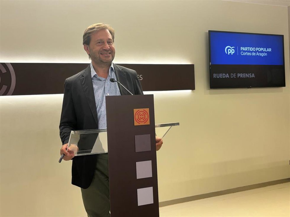 El portavoz del PP en las Cortes de Aragón, Fernando Ledesma, en la sala de prensa.
