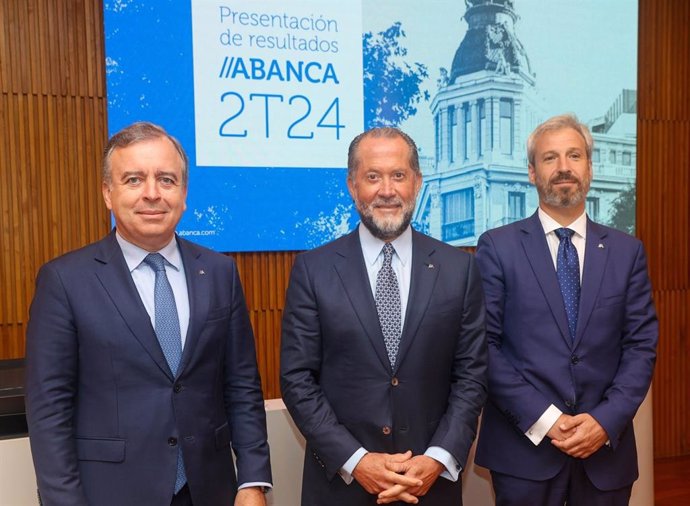 (De izq. A der.) el consejero delegado de Abanca, Francisco Botas;, el presidente de Abanca, Juan Carlos Escotet;  y el director general de Finanzas, Alberto de Francisco