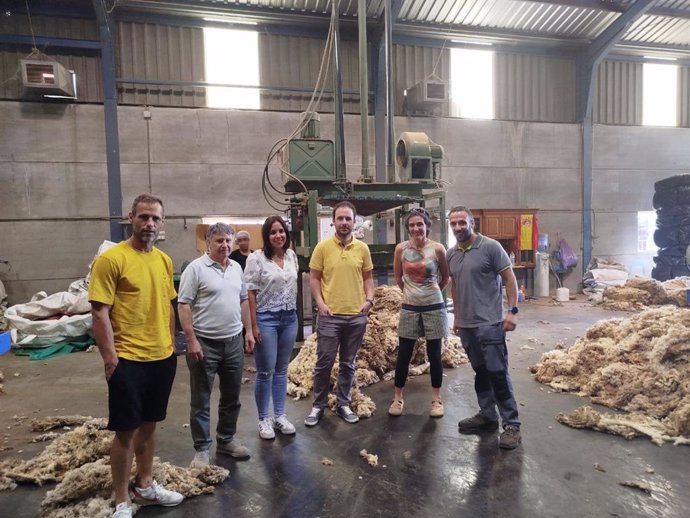 El diputado delegado de la DPT, Javier Ciprés, durante su visita con el CITA a la empresa Wooldreamers