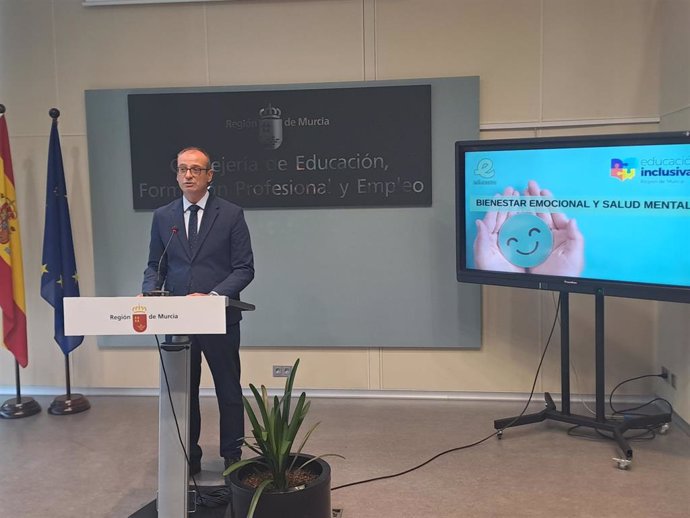 El consejero de Educación y Formación Profesional, Víctor Marín, presenta el 'Plan de bienestar emocional, prevención del acoso escolar y promoción de la salud mental en Educación', que se implantará el próximo curso 2024-2025