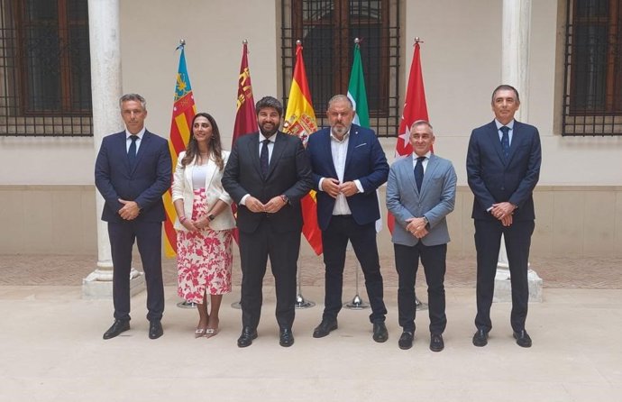 El presidente de la Región de Murcia, Fernando López Miras, ha recibido este lunes en el Palacio de San Esteban a los consejeros de Agua de la Comunidad de Madrid y la Comunitat Valenciana, así como al secretario general de Agua de la Junta de Andalucía