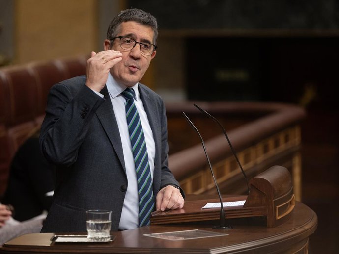 El portavoz del PSOE en el Congreso, Patxi López, interviene durante una sesión extraordinaria en el Congreso de los Diputados, a 17 de julio de 2024, en Madrid (España).