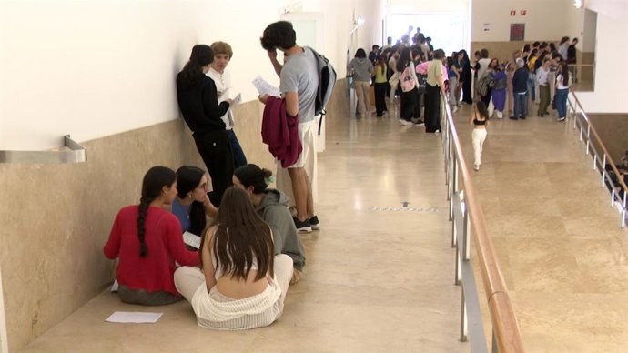 Archivo - Estudiantes en la Facultad de Ciencias de la Comunicación de Santiago, en el primer día de la Avaliación para o Acceso á Universidade (ABAU).