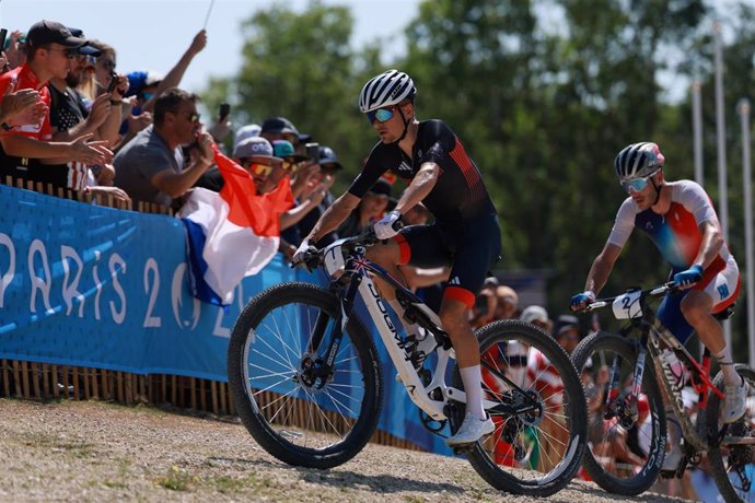 El ciclista británico Thomas Pidcock y el francés Victor Koretzky, en la prueba de Mountain Bike de Paris 2024.