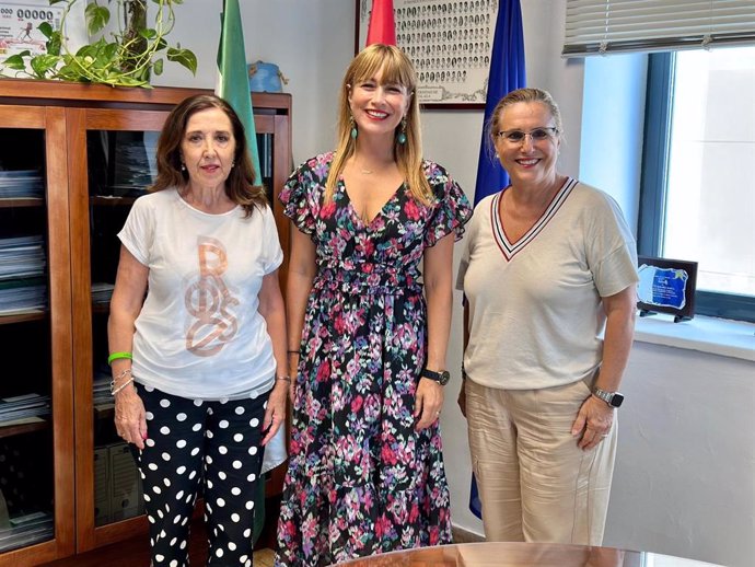 La delegada de Inclusión Social, Juventud, Familias e Igualdad, Ruth Sarabia, junto con la alcaldesa de Fuengirola (Málaga), Ana Mula