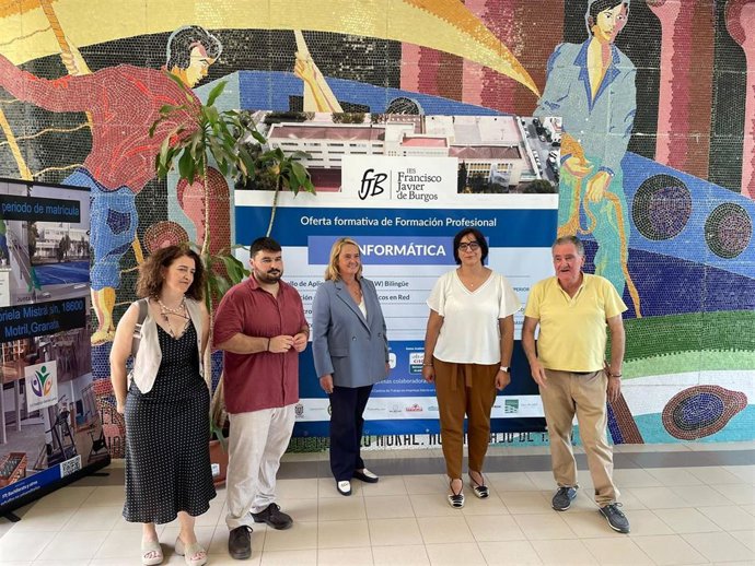 La delegada de Desarrollo Educativo y Formación Profesional de la Junta en Granada, María José Martín Gómez, y la alcaldesa de Motril, Luisa García Chamorro, han visitado el IES Francisco Javier de Burgos.