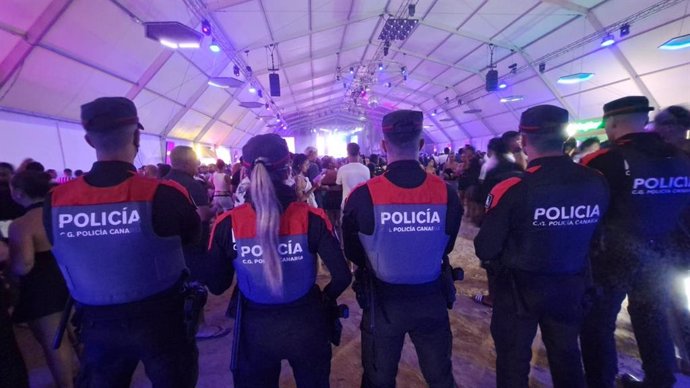 Agentes de la Policía Canaria en un despliege de seguridad en el Campeonato Mundial de Windsurf de Fuerteventura