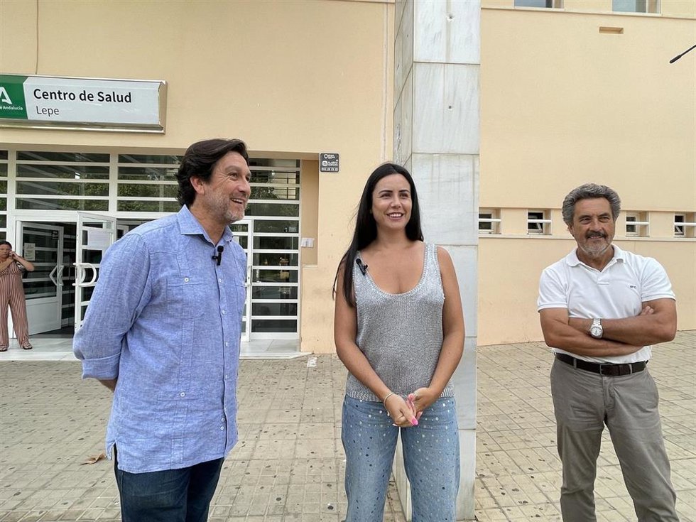 El portavoz del PSOE de Huelva y parlamentario andaluz, Enrique Gaviño, y la portavoz del PSOE de Lepe, Bella Canales.