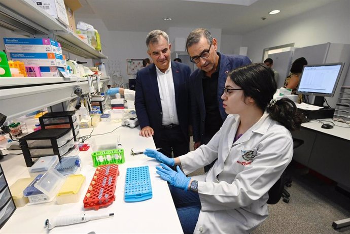 El consejero y el rector con una de las investigadoras durante su visita al laboratorio