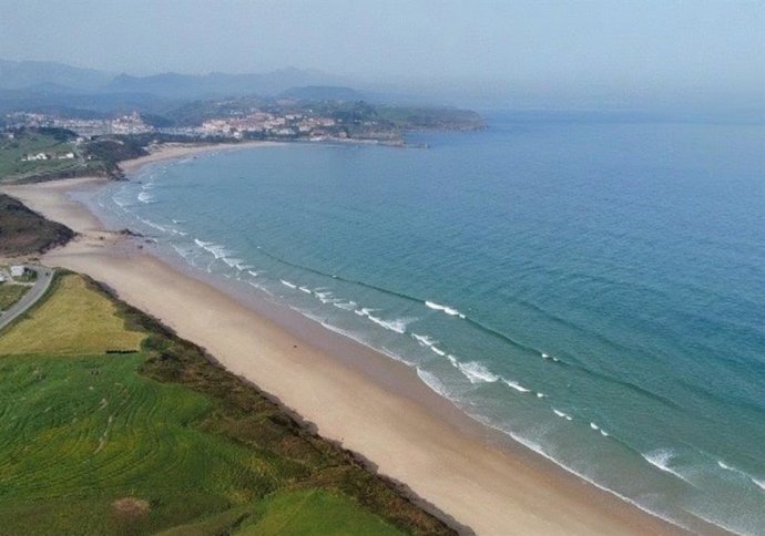 Archivo - Intervención del helicóptero de Cantabria en una playa en verano