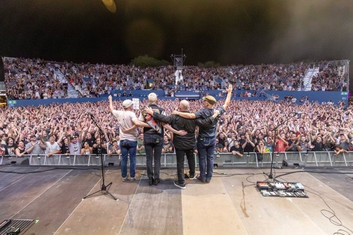 Los Pixies llenan de nostalgia el Jardín Botánico de la Complutense al ritmo de sus grandes clásicos