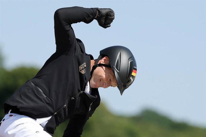 29 July 2024, France, Versailles: Germany's Michael Jung celebrates gold after his ride Chipmunk FRH during the Eventing Team Jumping Final at the Chateau de Versailles, as part of the Paris 2024 Olympic Games. Photo: Rolf Vennenbernd/dpa