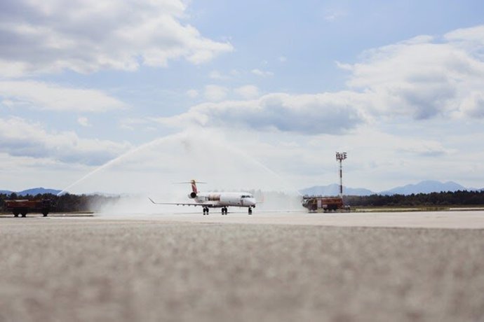 Avión de Air Nostrum recibido con un arco de agua a su llegada a Liubliana (Eslovenia).