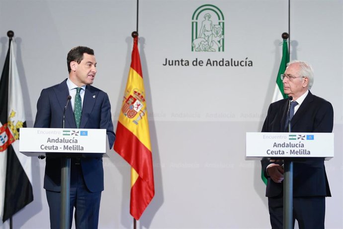 Archivo - El presidente de la Junta de Andalucía, Juanma Moreno (i), interviene junto al presidente de Melilla, Juan José Imbroda (d), tras haber mantenido una reunión. A 12 de febrero de 2024, en Sevilla 