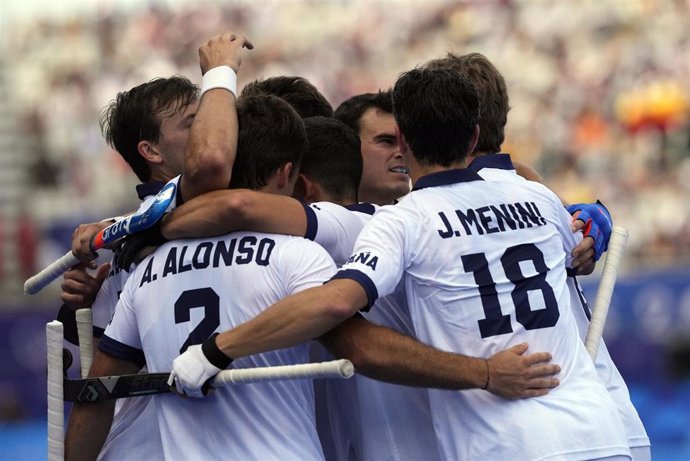 Los jugadores de la selección española de hockey sobre hierba celebran un gol