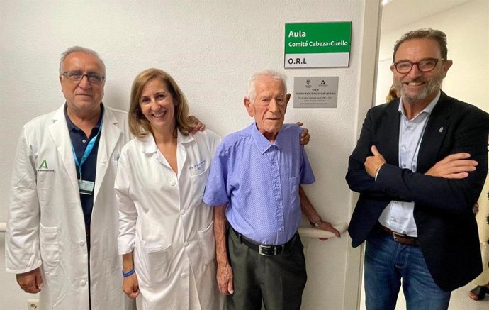 Pedro Pascual Felip Quero en el homenaje a su labor en el hospital por los 35 años como monitor voluntario con los pacientes laringectomizados