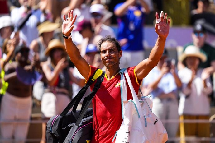 El tenista español Rafa Nadal se despide de los aficionados de Roland Garros tras perder contra Novak Djokovic en el torneo olímpico de Paris 2024.