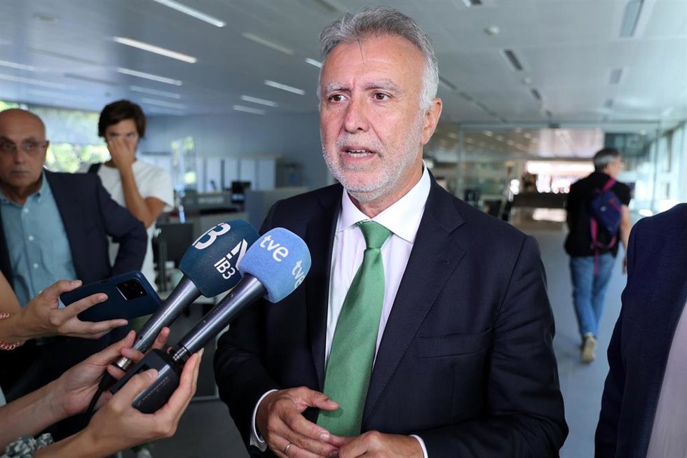El ministro de Política Territorial y Memoria Democrática, Ángel Víctor Torres, ofrece declaraciones a los medios a su llegada al homenaje a Les Roges del Molinar.