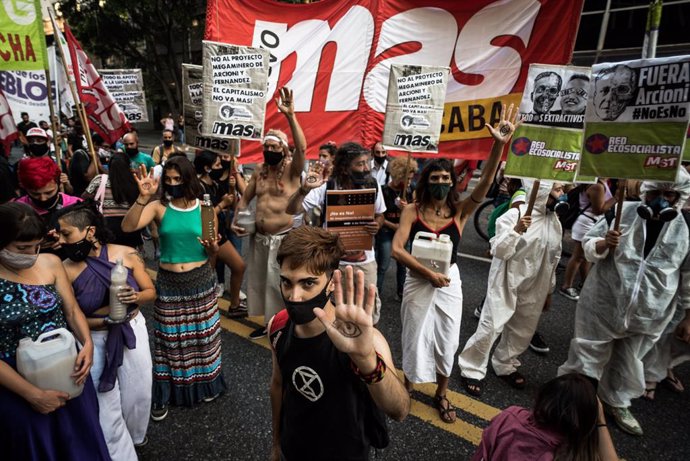 Archivo - Manifestación en Buenos Aires contra el proyecto minero en Chubut