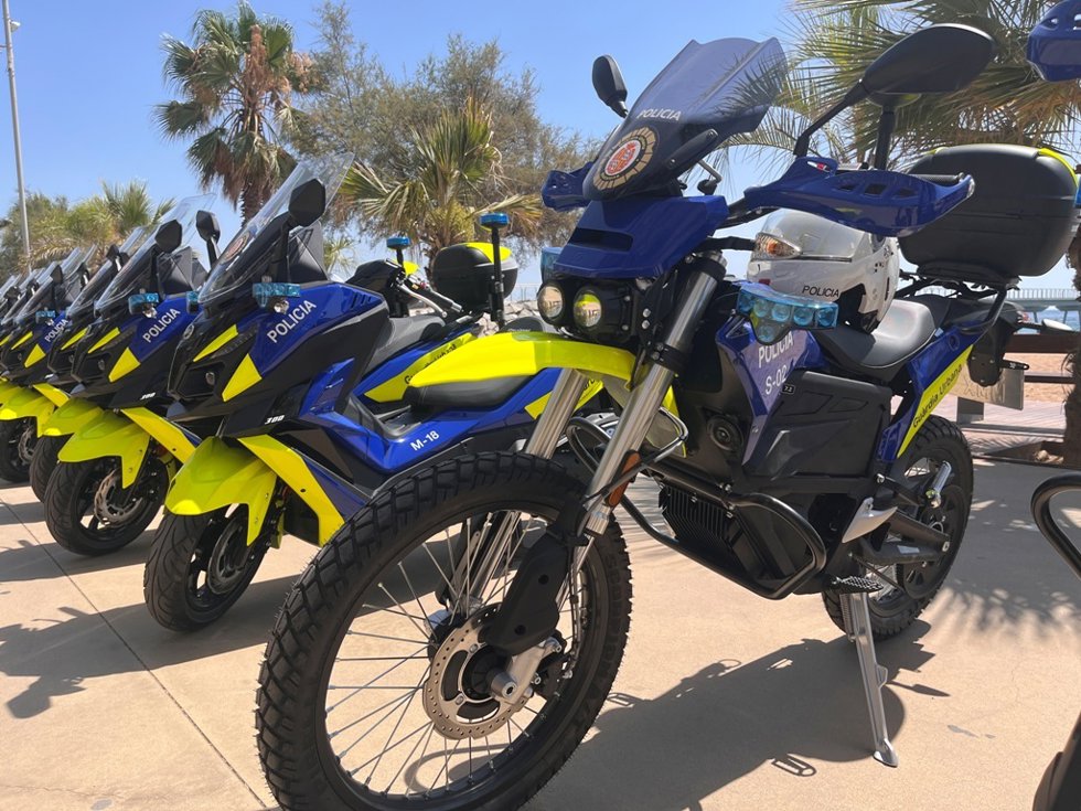 Las nuevas motocicletas de la Gurdia Urbana de Badalona en el paseo marítimo de Badalona este lunes, 29 de julio de 2024