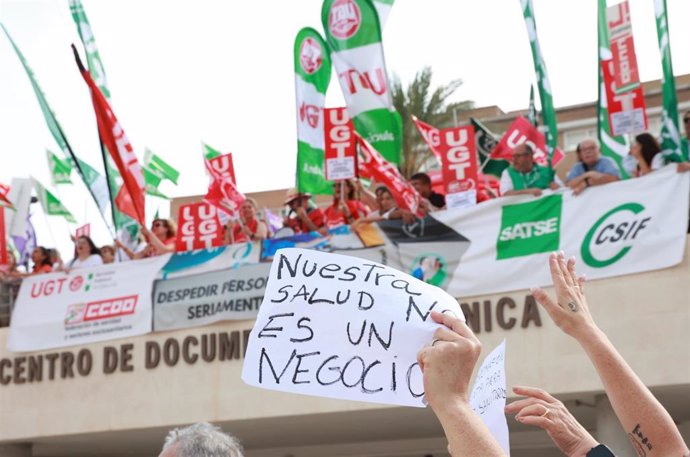 Archivo - Imágenes de las protestas sanitarias en la puerta del  Hospital Virgen del Rocío de Sevilla, a 26 de junio de 2024.