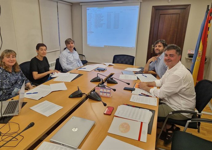 Pablo Casanueva, Jonás San Miguel y David Vecino, jóvenes artistas plásticos seleccionados para exponer en la Sala Borrón en 2025.