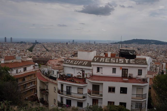 Archivo - El edificio okupado 'Los Blokes Fantasma', a 18 de mayo de 2023, en Barcelona.