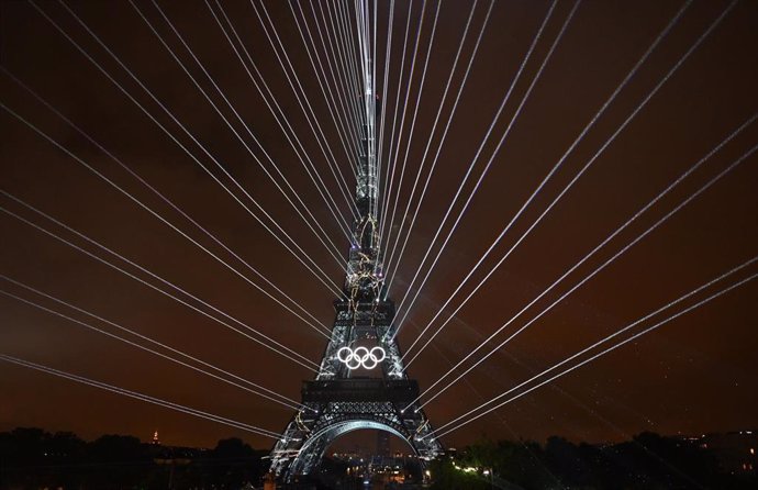 La Torre Eiffel con los anillos olímpicos en la ceremonia de apertura de Paris 2024. 