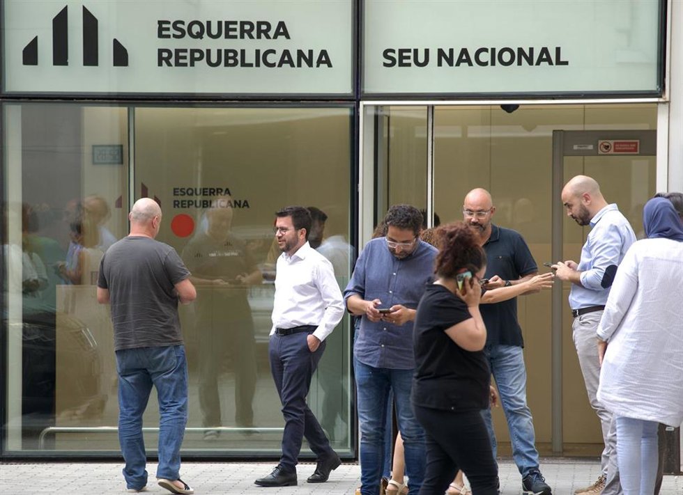 El presidente de la Generalitat en funciones, Pere Aragons, ante la sede de ERC donde se celebra la ejecutiva del partido.