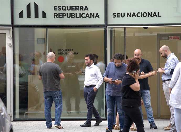 El presidente de la Generalitat, Pere Aragonès (2i), durante un descanso de la reunión, en la sede de ERC, a 20 de julio de 2024, en Barcelona, Catalunya (España). ERC se ha reunido hoy, 29 de julio, para valorar si cierra un preacuerdo con los socialista