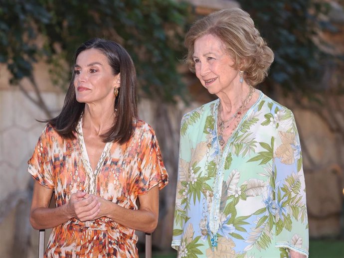 LOS REYES FELIPE Y LETIZIA RECIBEN A UNA REPRESENTACIÓN DE LA SOCIEDAD DE PALMA EN EL PALACIO DE MARIVENT