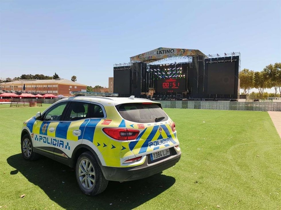 Coche patrulla junto al escenario del Puro Latino Fest