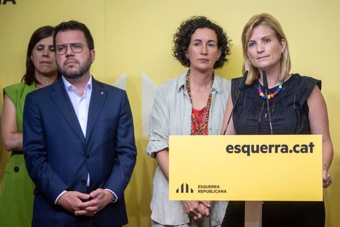 La portaveu d'ERC, Raquel Sans, amb el president de la Generalitat en funcions, Pere Aragonès, i la secretària general d'ERC amb funcions de presidenta, Marta Rovira